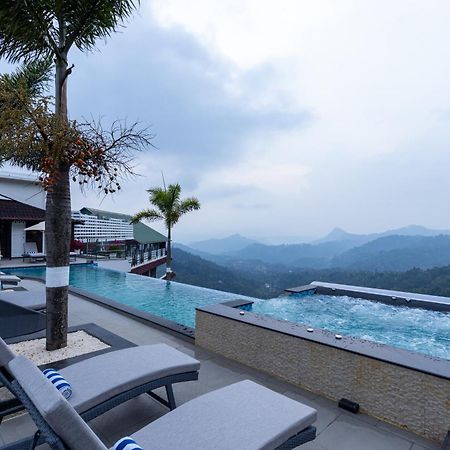 ザ パノラミック ゲートウェイ ホテル ムンナール エクステリア 写真 The swimming pool at the resort