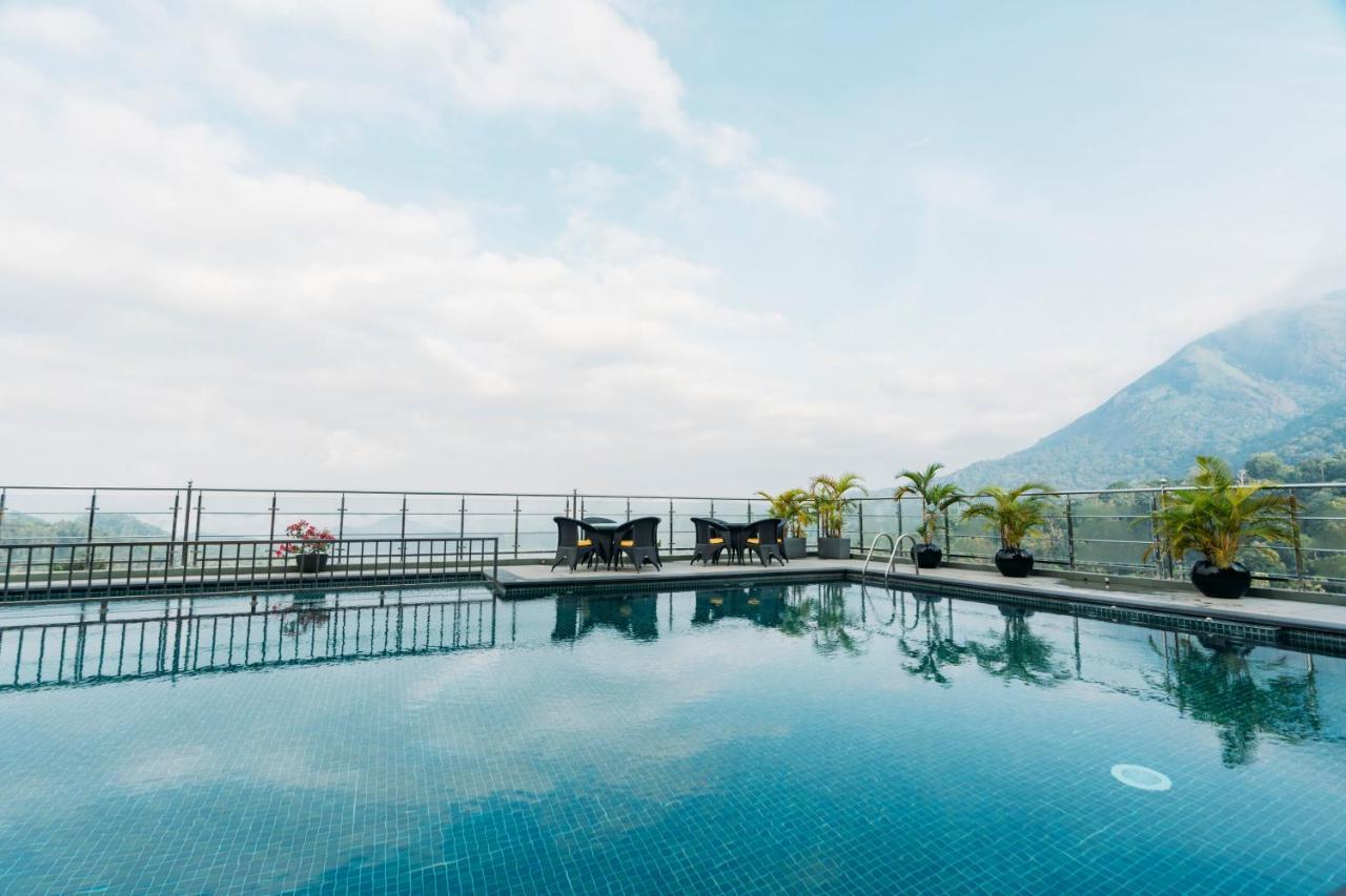 ザ パノラミック ゲートウェイ ホテル ムンナール エクステリア 写真 The swimming pool at the top of the hotel