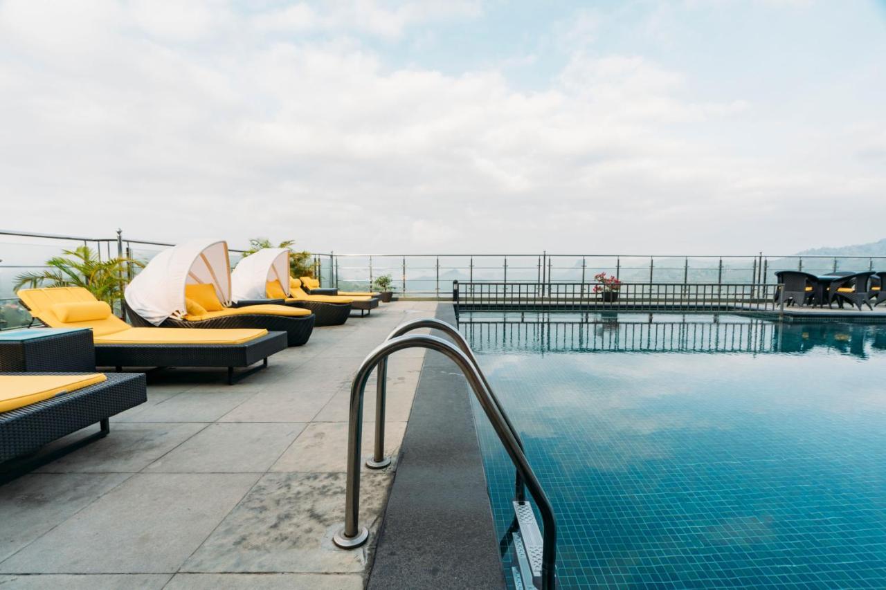ザ パノラミック ゲートウェイ ホテル ムンナール エクステリア 写真 Rooftop pool at the hotel