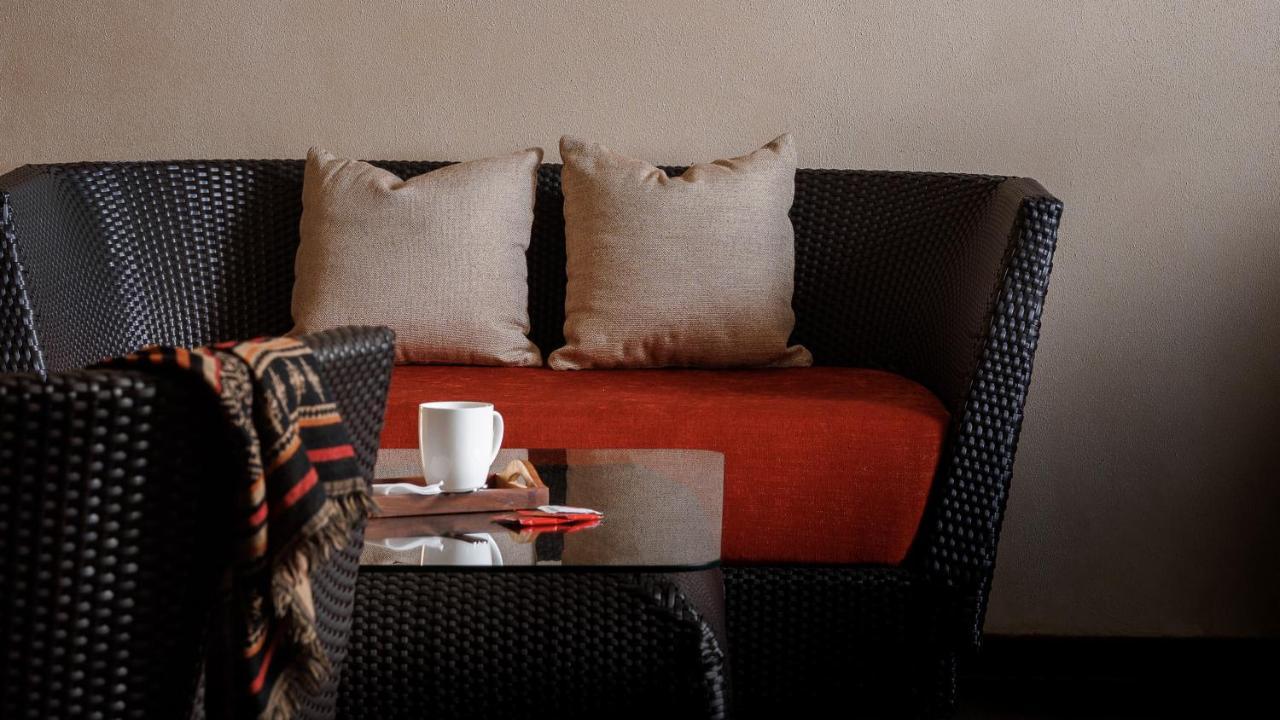 ザ パノラミック ゲートウェイ ホテル ムンナール エクステリア 写真 A rattan sofa