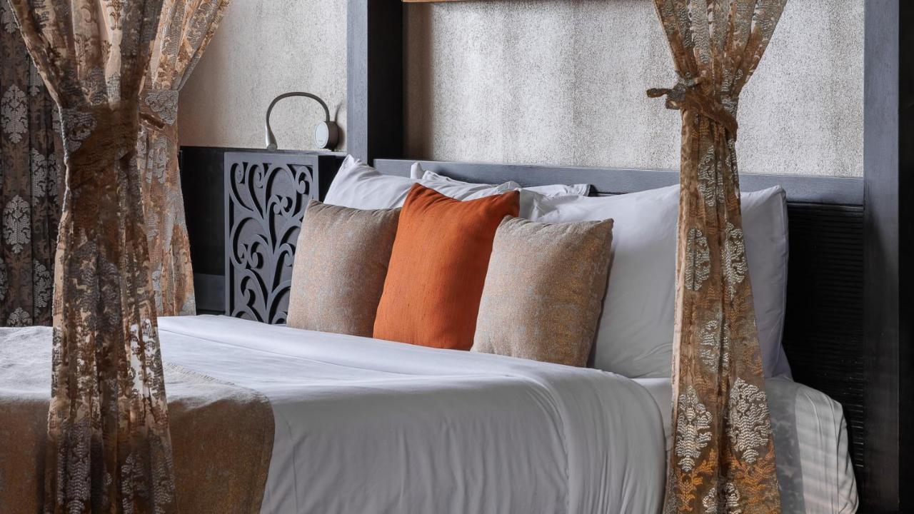 ザ パノラミック ゲートウェイ ホテル ムンナール エクステリア 写真 A bed with cushions