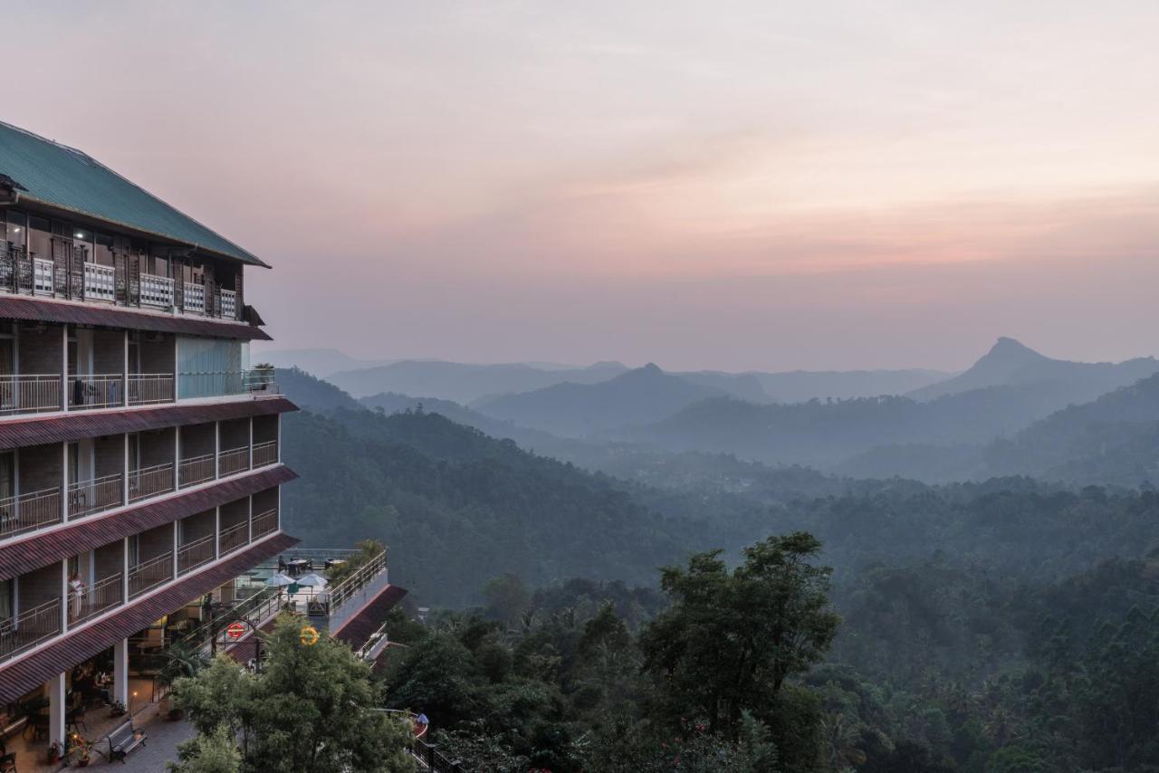 ザ パノラミック ゲートウェイ ホテル ムンナール エクステリア 写真 View of the hotel