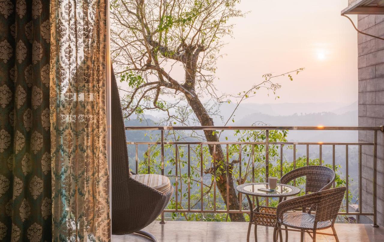 ザ パノラミック ゲートウェイ ホテル ムンナール エクステリア 写真 View from the balcony of a suite at the resort