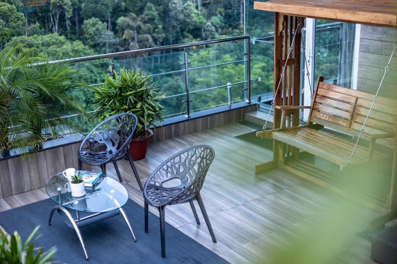 ザ パノラミック ゲートウェイ ホテル ムンナール エクステリア 写真 A balcony