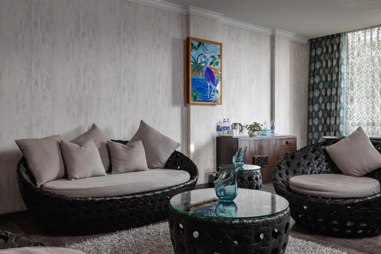 ザ パノラミック ゲートウェイ ホテル ムンナール エクステリア 写真 A living room with a sofa and a coffee table