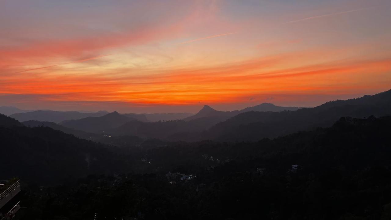 ザ パノラミック ゲートウェイ ホテル ムンナール エクステリア 写真 Sunset over the Santa Monica Mountains