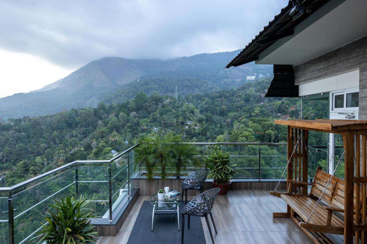 ザ パノラミック ゲートウェイ ホテル ムンナール エクステリア 写真 View of the mountain from the balcony of a house in the village