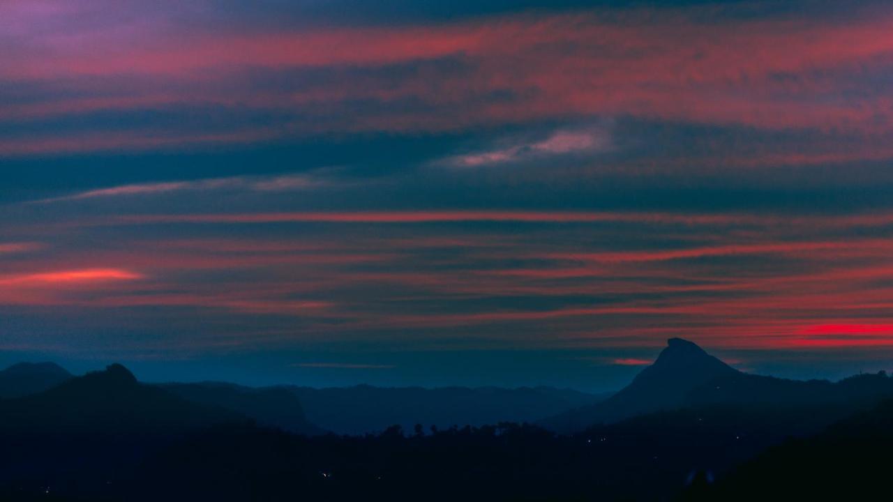 ザ パノラミック ゲートウェイ ホテル ムンナール エクステリア 写真 Sunset over the Sierra de los Caracoles