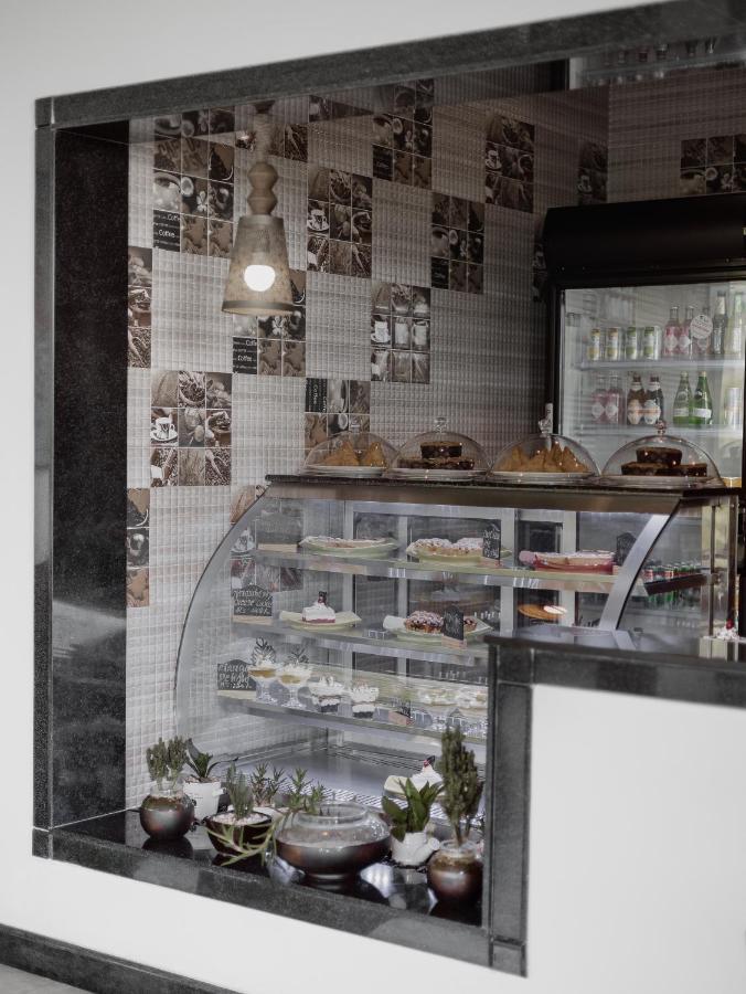 ザ パノラミック ゲートウェイ ホテル ムンナール エクステリア 写真 A pastry display case