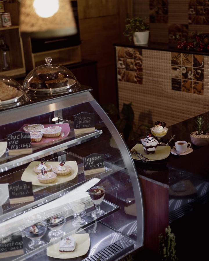 ザ パノラミック ゲートウェイ ホテル ムンナール エクステリア 写真 A pastry display case