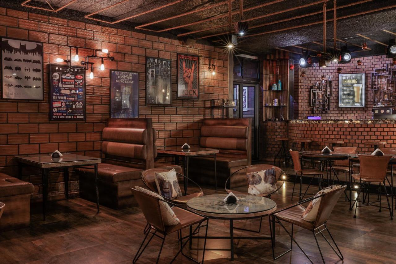 ザ パノラミック ゲートウェイ ホテル ムンナール エクステリア 写真 The interior of a restaurant in Dhaka, Bangladesh