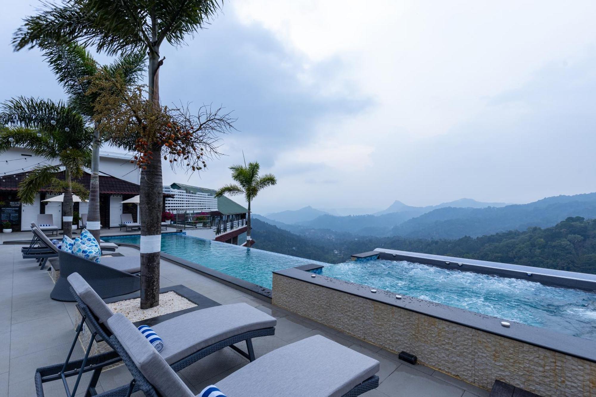 ザ パノラミック ゲートウェイ ホテル ムンナール エクステリア 写真 The swimming pool at the resort