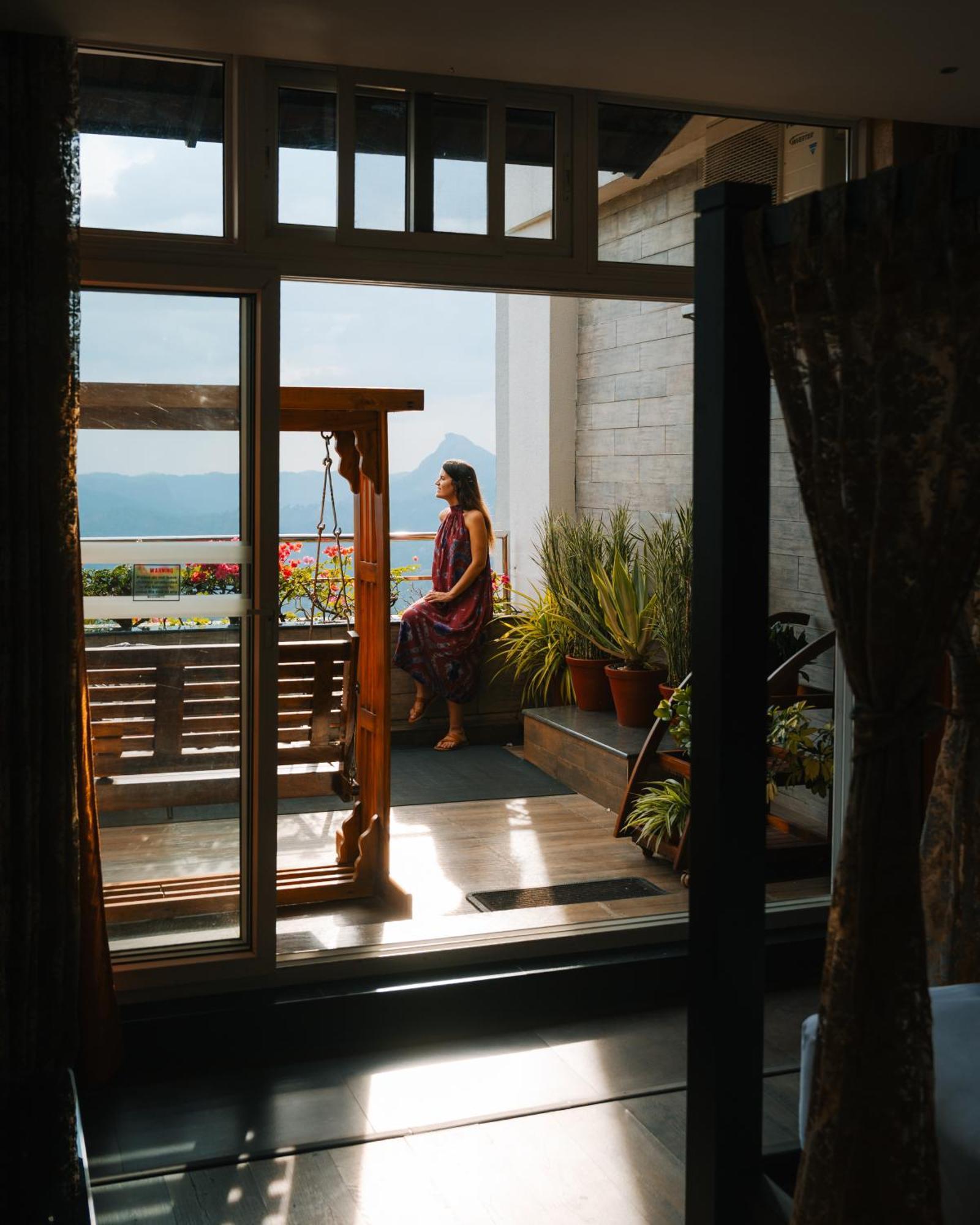 ザ パノラミック ゲートウェイ ホテル ムンナール エクステリア 写真 A woman on a balcony