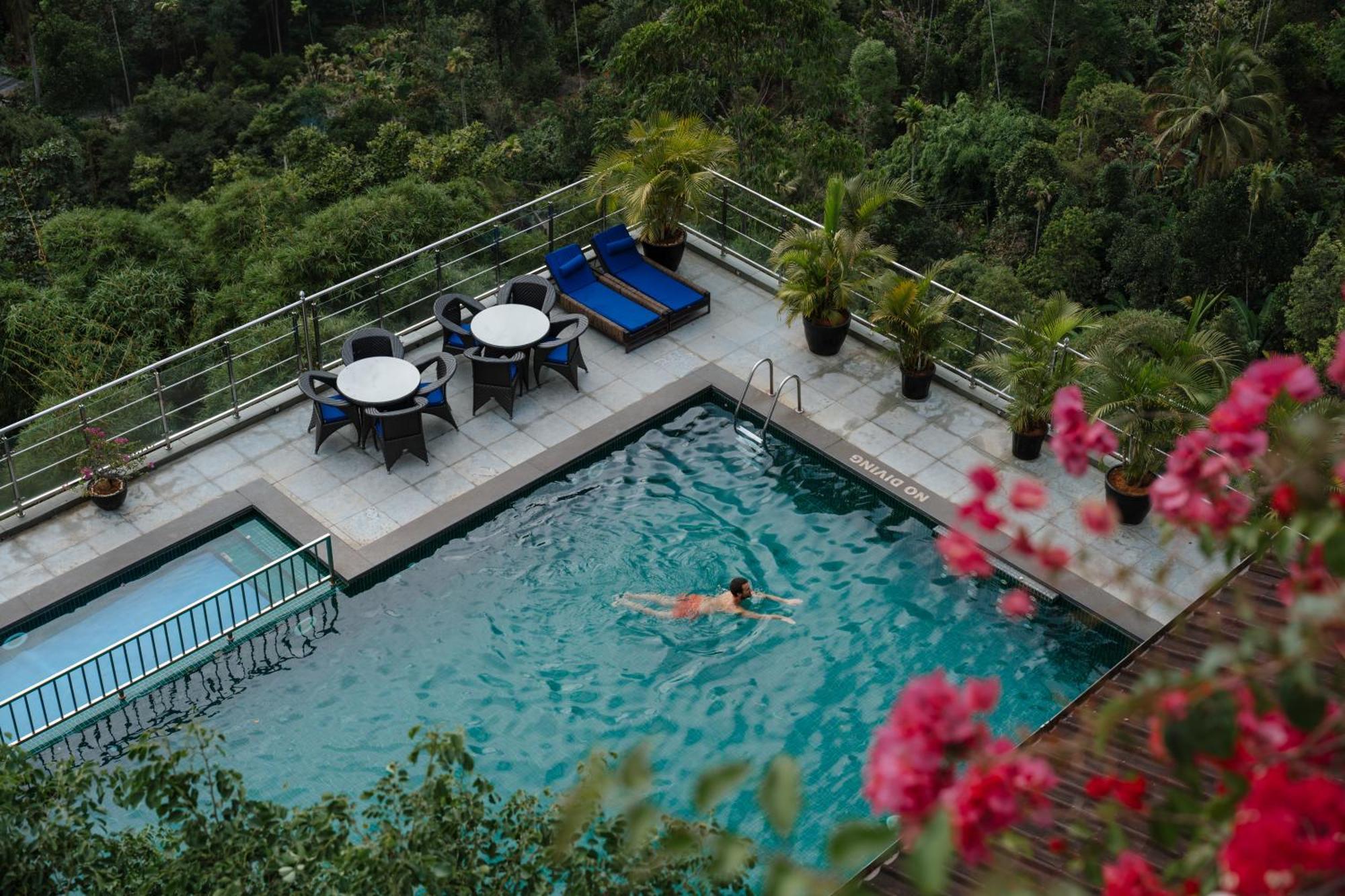 ザ パノラミック ゲートウェイ ホテル ムンナール エクステリア 写真 The swimming pool at the hotel