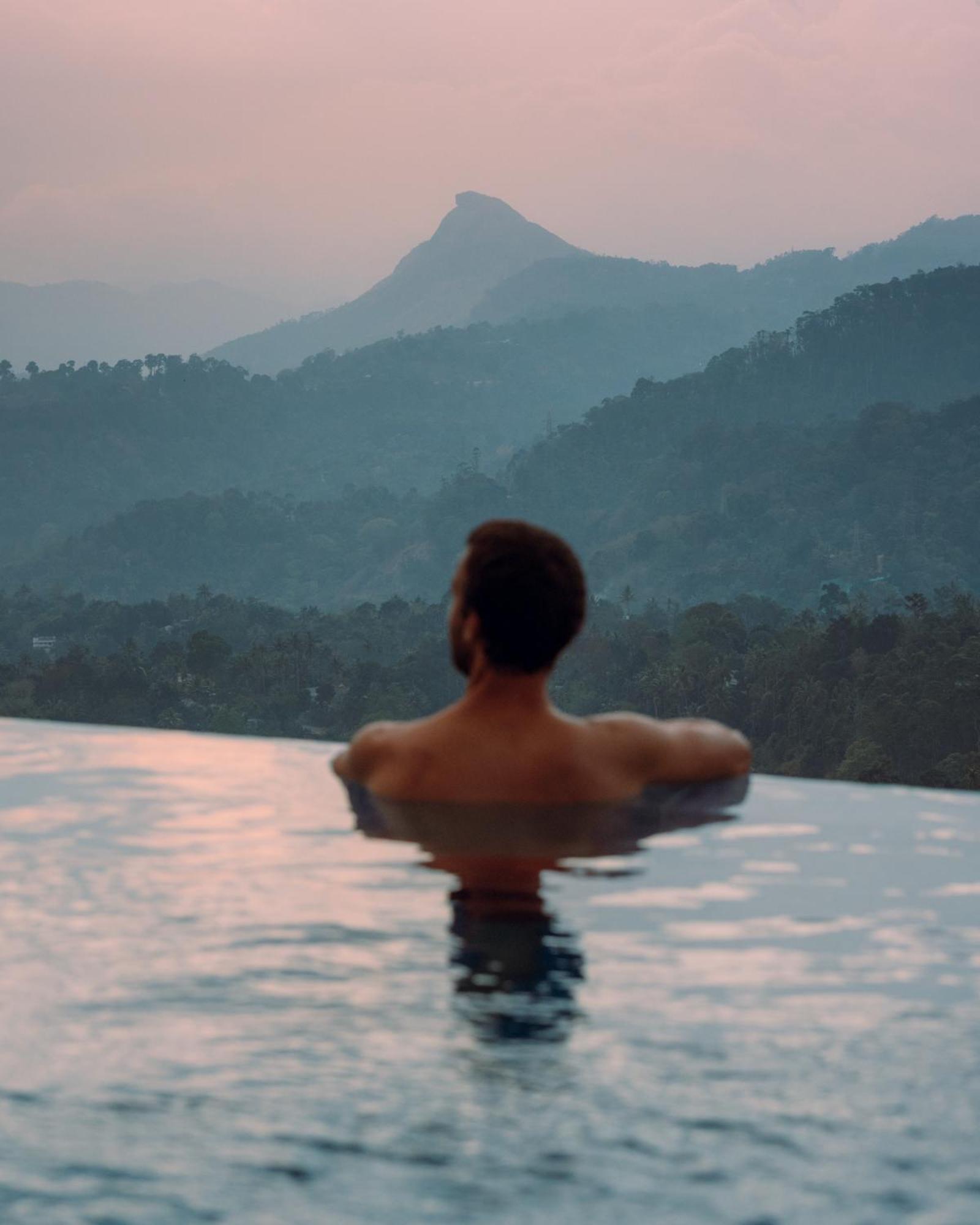 ザ パノラミック ゲートウェイ ホテル ムンナール エクステリア 写真 A man in a swimming pool