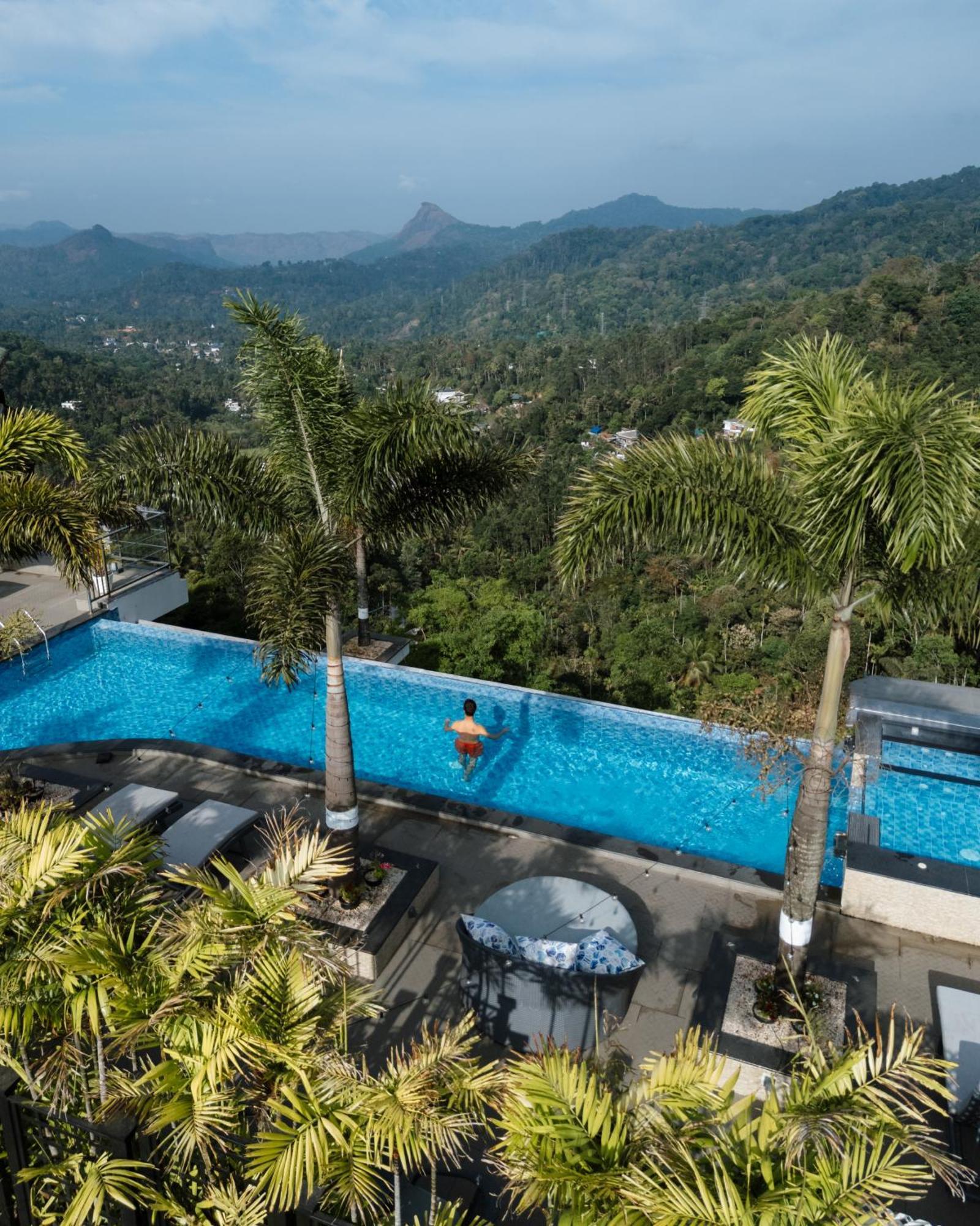 ザ パノラミック ゲートウェイ ホテル ムンナール エクステリア 写真 Infinity pool at the Le Méridien, Phuket Resort & Spa