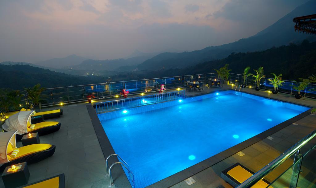 ザ パノラミック ゲートウェイ ホテル ムンナール エクステリア 写真 The swimming pool at the resort
