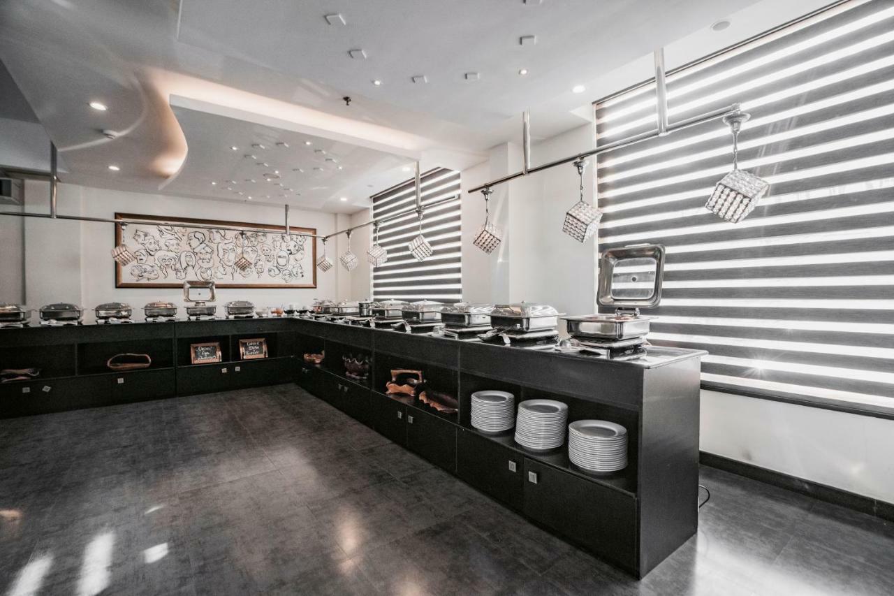 ザ パノラミック ゲートウェイ ホテル ムンナール エクステリア 写真 The buffet at the restaurant