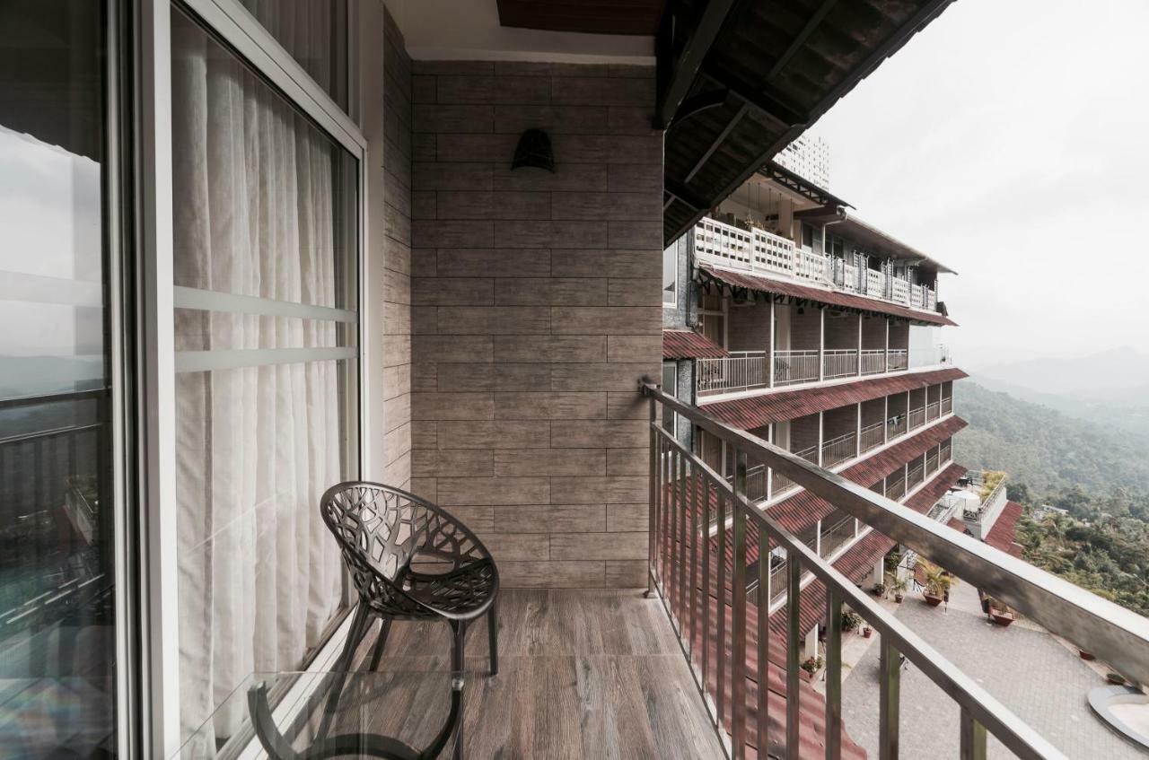 ザ パノラミック ゲートウェイ ホテル ムンナール エクステリア 写真 A balcony