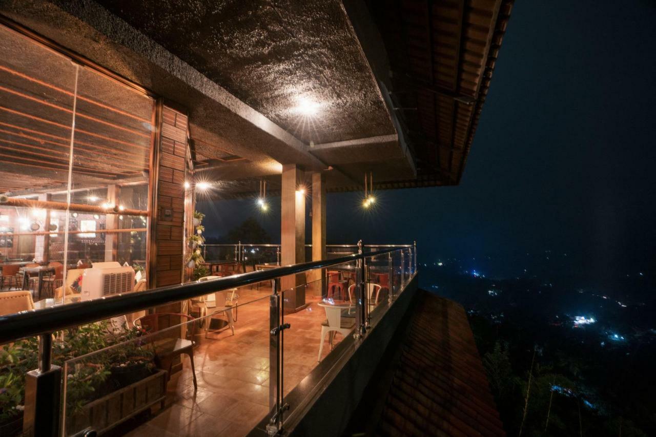 ザ パノラミック ゲートウェイ ホテル ムンナール エクステリア 写真 The restaurant at the top of the tower