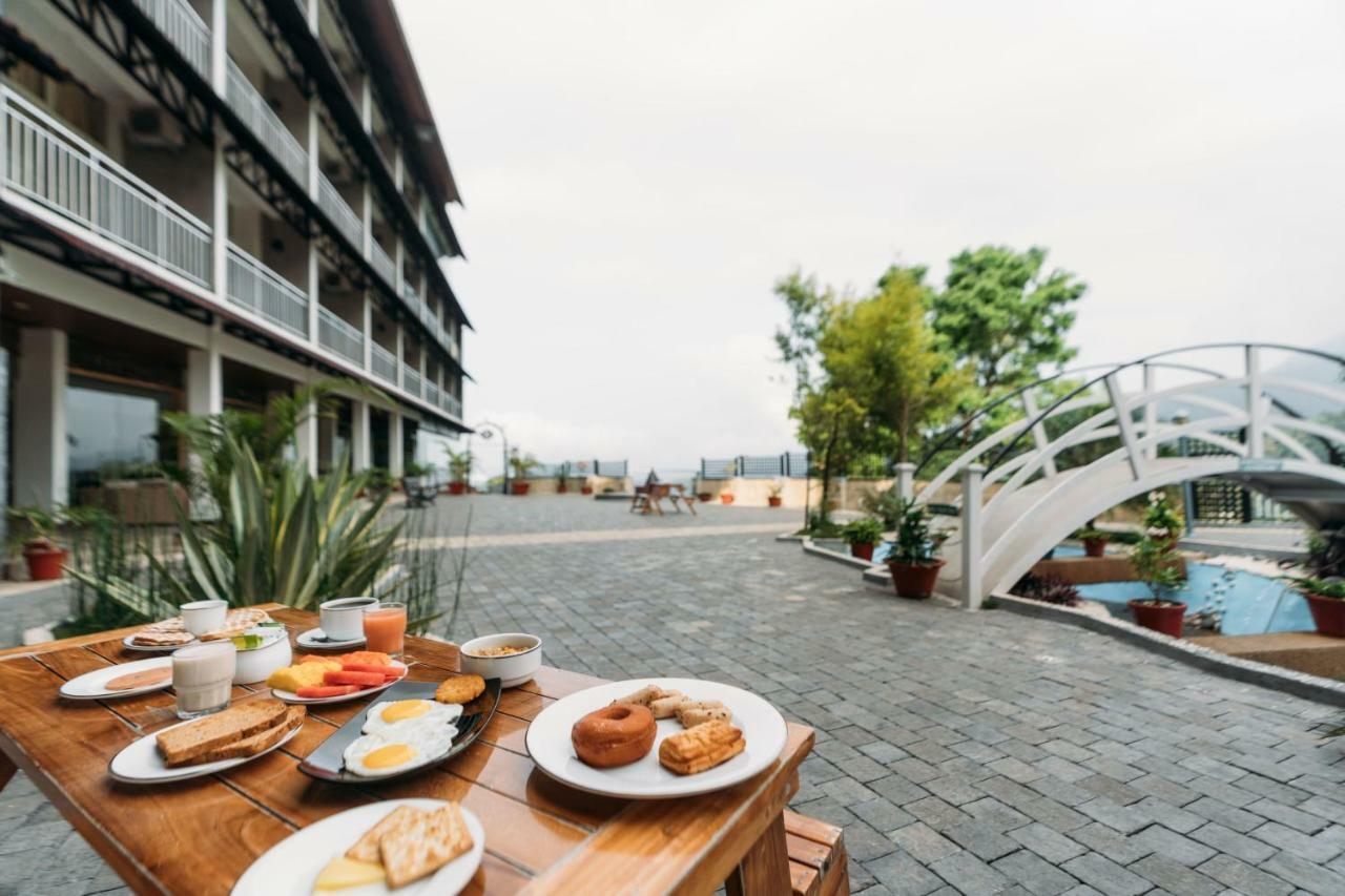 ザ パノラミック ゲートウェイ ホテル ムンナール エクステリア 写真 The hotel's rooftop pool