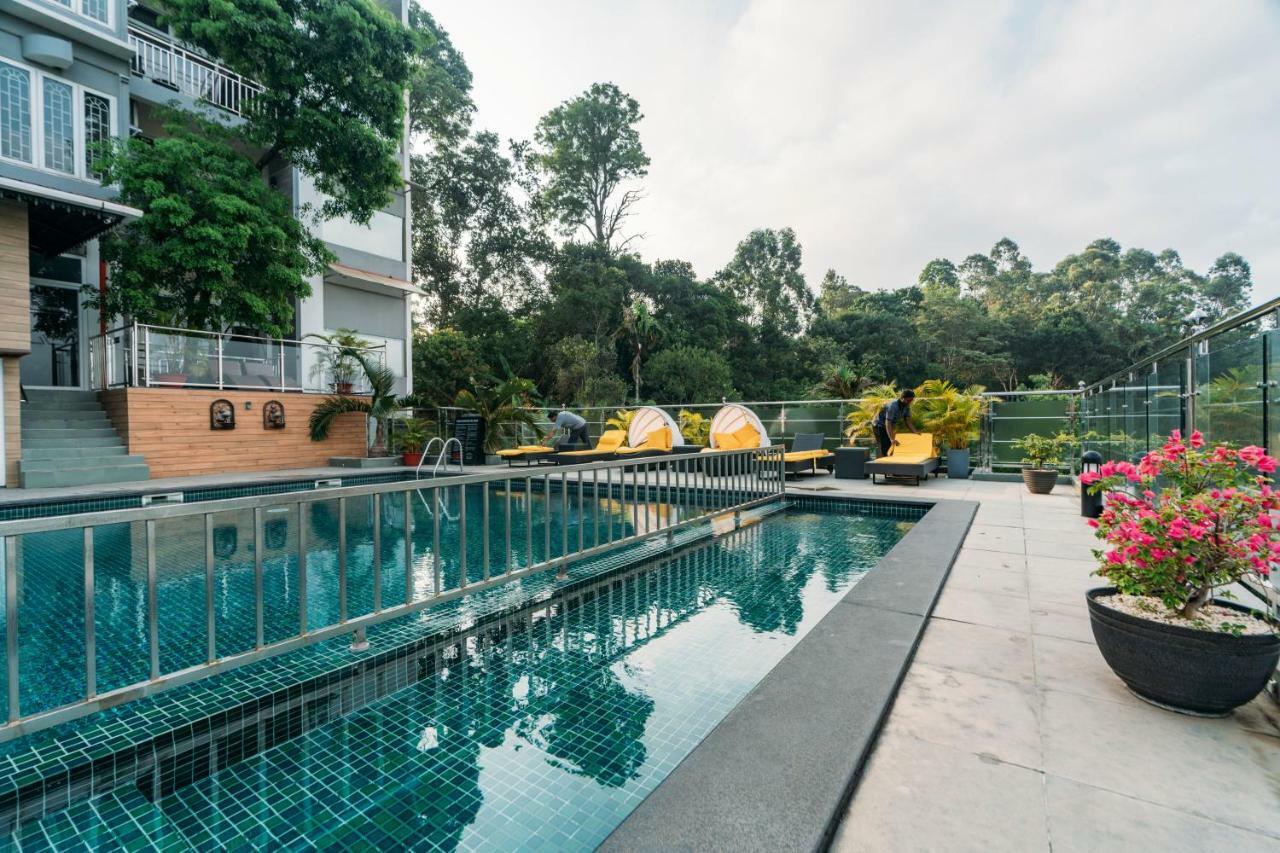 ザ パノラミック ゲートウェイ ホテル ムンナール エクステリア 写真 The swimming pool at the hotel
